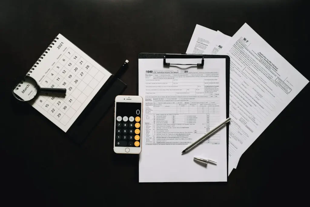 Formulir pajak dengan kalkulator dan kalender di atas meja
